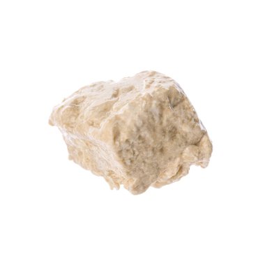 Bir parça lezzetli halva beyaza izole edilmiş.