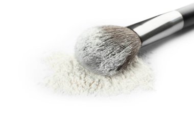 Beyaz arka planda pirinç gevşek yüz pudrası ile makyaj fırçası