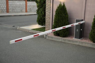 Şehir caddesinde kapalı otomatik patlama engeli