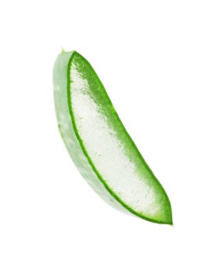 Yeşil aloe vera dilimi beyaza izole edilmiş