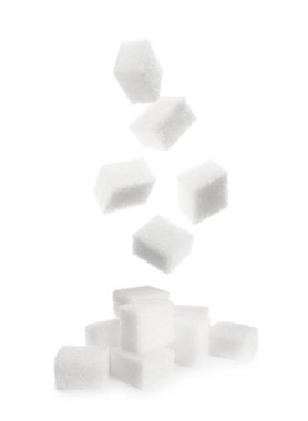Beyaz arkaplana düşen şeker küpleri