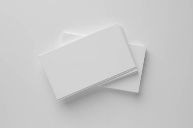 Beyaz arka planda boş kartvizitler, üst manzara. Tasarım için model