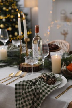 Noel sofrası dekorasyonu ve bulaşık takımlarıyla dolu.