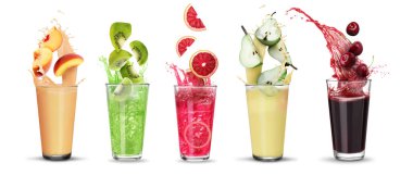 Beyaz arka plandaki bardaklardan taze meyve suyu fışkırıyor.