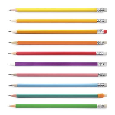 Beyaza izole edilmiş farklı grafit kalemler.