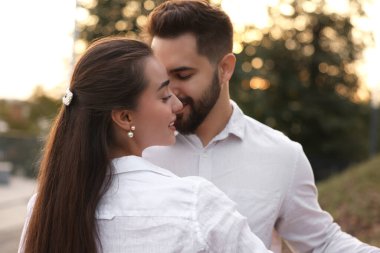 Dışarıda dans eden sevimli bir çift. Romantik randevu