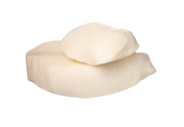 Beyaz üzerine izole edilmiş mozarella peyniri dilimleri.