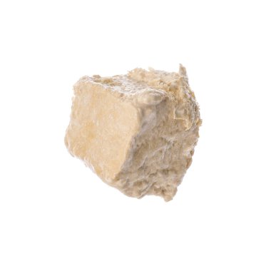 Bir parça lezzetli halva beyaza izole edilmiş.