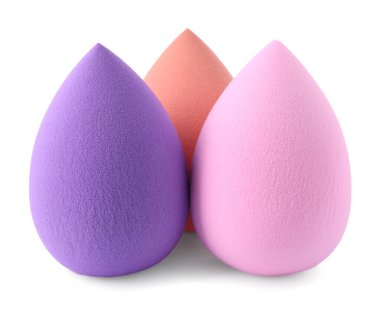 Birçok farklı makyaj süngeri beyaza izole edilmiş.