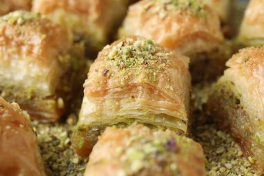 Masada fındık dilimlenmiş enfes taze baklava, yakın plan. Doğu tatlıları