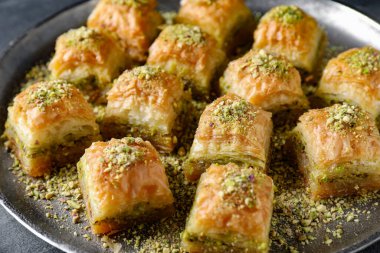 Masada fındık dilimlenmiş enfes taze baklava, yakın plan. Doğu tatlıları