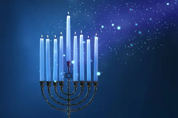 Celebración Hanukkah Menorah Con Velas Encendidas Sobre Fondo Azul Primer —  Fotos de Stock