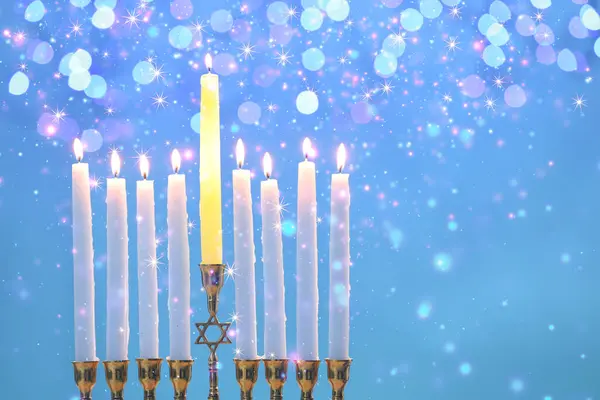 Celebração Hanukkah Menorah Com Velas Acesas Fundo Azul Claro Com — Fotografia de Stock