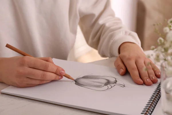 テーブルのスケッチブックでグラファイト鉛筆でベルペッパーを描いた女性 クローズアップ — ストック写真