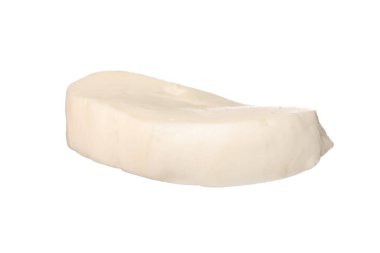 Bir dilim mozarella peyniri beyaza izole edilmiş.