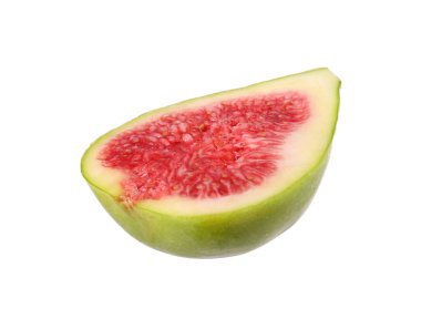 Taze yeşil incirin yarısı beyaza izole edilmiş.