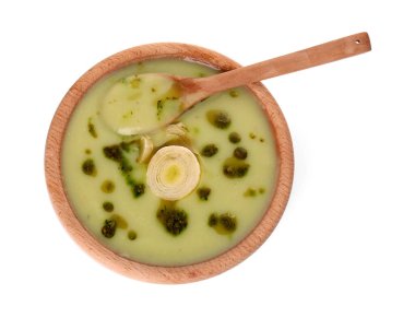 Bir kase lezzetli pırasa çorbası ve kaşık beyaz, üst manzara