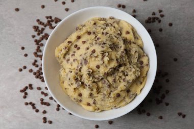 Çikolatalı kurabiye hamuru kasede gri masada, üst tarafta.