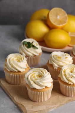 Masada beyaz kremalı ve limonlu lezzetli kekler, yakın plan.