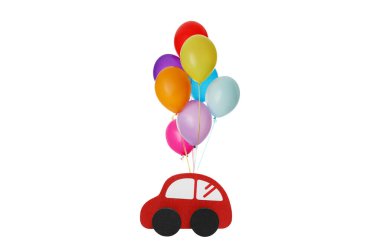 Beyaz arka planda uçan oyuncak arabaya bağlı bir sürü balon