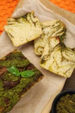 Taze pişmiş pesto ekmeği ve fesleğen.