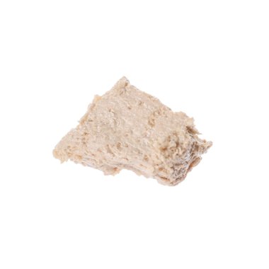 Lezzetli bir parça halva beyaza izole edilmiş.