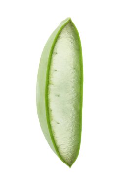 Yeşil aloe vera dilimi beyaza izole edilmiş