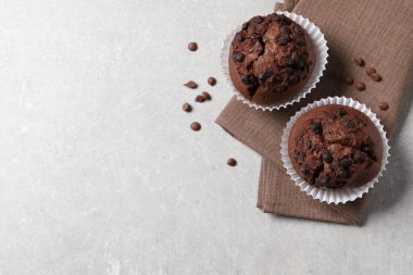 Gri masada lezzetli çikolatalı kekler, üst manzara. Metin için boşluk