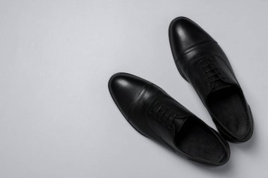 Beyaz arka planda bir çift deri adam ayakkabısı, üst manzara. Metin için boşluk