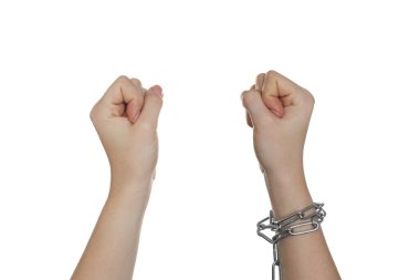 Özgürlük kavramı. Zincirli bir kadın beyaz arka planda, yakın plan.