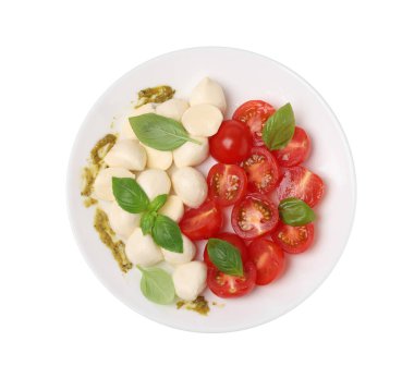 Peynirli, domatesli, fesleğenli ve soslu bir tabak lezzetli Caprese salatası.