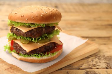 Tahta masada köfteli lezzetli hamburger, yakın plan. Metin için boşluk