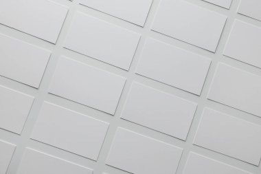 Beyaz arka planda boş kartvizitler, düz yatış. Tasarım için model
