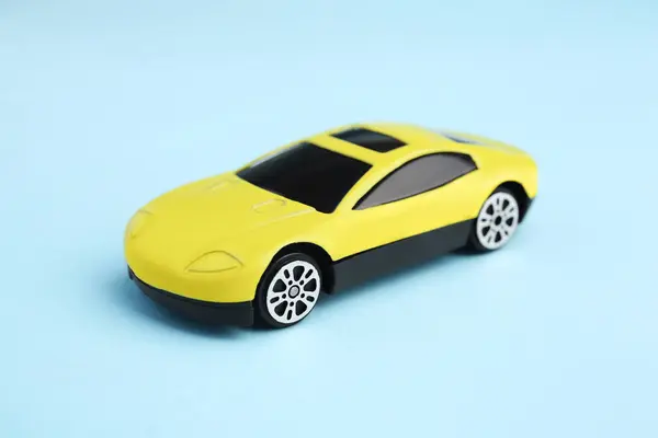 Jedno Žluté Auto Světle Modrém Pozadí Dětská Hračka — Stock fotografie