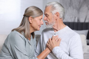 Evde sevecen yaşlı çiftin portresi