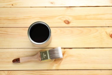 Ahşap leke ve ahşap yüzeyde fırça ile konserve kutusu, düz yatıyordu. Metin için boşluk