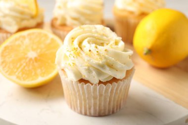Kremalı, lezzetli ve limonlu kek, yakın plan.