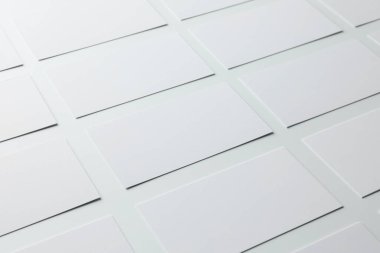 Beyaz arka planda boş kartvizitler, yakın plan. Tasarım için model