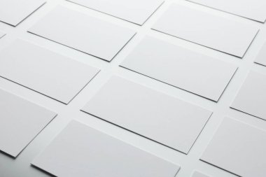 Beyaz arka planda boş kartvizitler, yakın plan. Tasarım için model