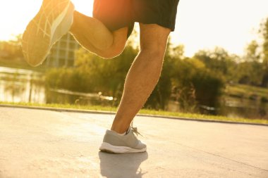 Park 'ta göletin yanında koşan bir adam var, yakın plan. Metin için boşluk