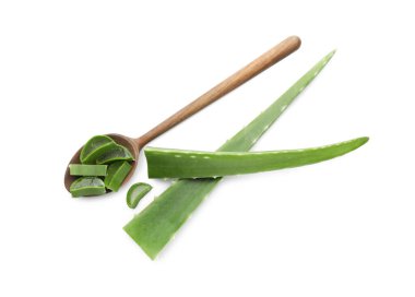 Kesik aloe vera ile ahşap kaşık beyaz, üst manzara izole
