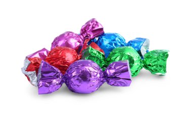 Beyaz üzerine izole edilmiş renkli ambalajlar içinde lezzetli şekerler.