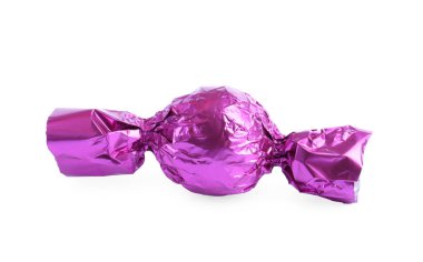 Beyaz üzerine izole edilmiş menekşe ambalajlı lezzetli şekerler.