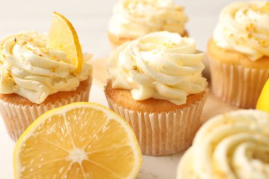 İçinde krema ve limon tadı olan lezzetli kekler, yakın plan.