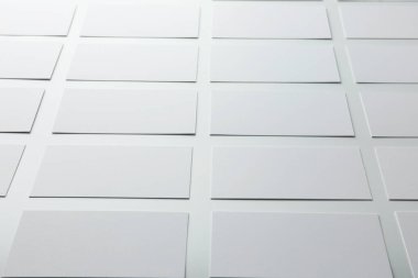 Beyaz arka planda boş kartvizitler, yakın plan. Tasarım için model