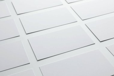 Beyaz arka planda boş kartvizitler, yakın plan. Tasarım için model