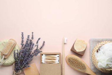 Banyo aksesuarları. Pembe zemin üzerinde kişisel bakım ürünleri ile düz konum, metin için boşluk
