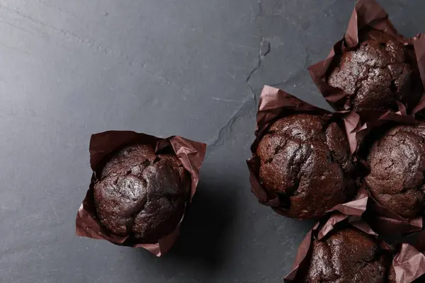 Leckere Schokoladenmuffins Auf Schwarzem Tisch Flach Gelegt Raum Für Text — Stockfoto
