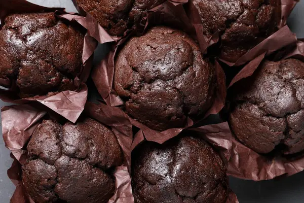 Leckere Schokoladenmuffins Auf Schwarzem Tisch Draufsicht — Stockfoto