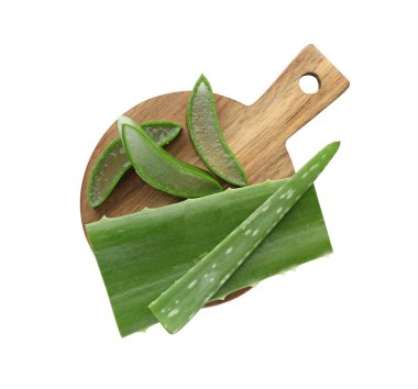 Taze aloe vera parçalarının olduğu tahta beyaz, üst görünüm